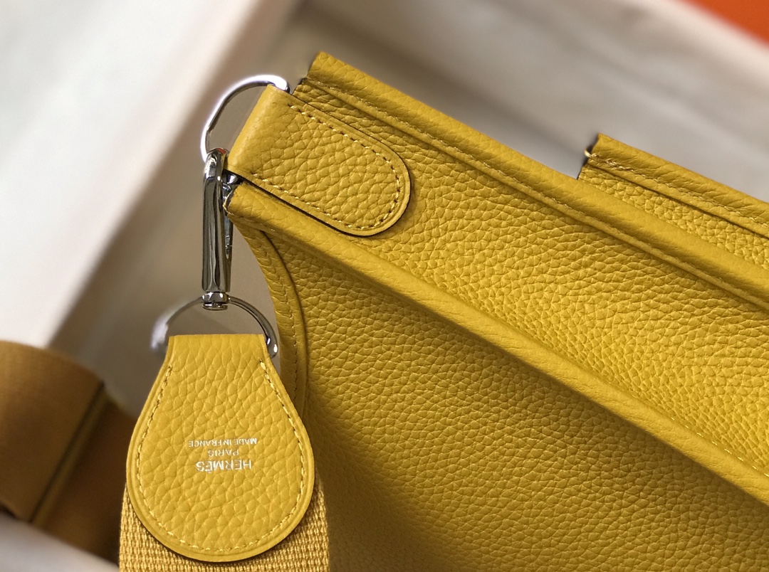 Hermes Evelyne III 29 PM Shoulder Bag In Yellow Clemence Leather